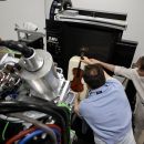 Janusz Wawrowski i Mateusz Majkowski. Badanie instrumentu Stradivariusa o nazwie Polonia w laboratorium Politechniki Świętokrzyskiej 3.09.2025 (2) 