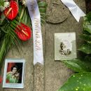 Dwie okolicznościowe tabliczki i wieniec na grobie Ginette Neveu. / fot. Iza Bauer-Confrere